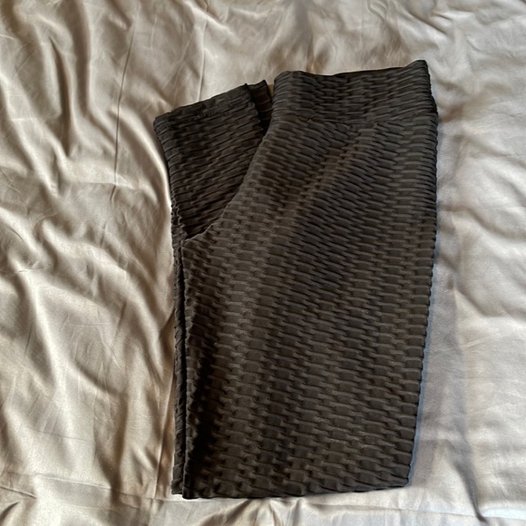 Butt lifting leggings - Picture 2 of 3